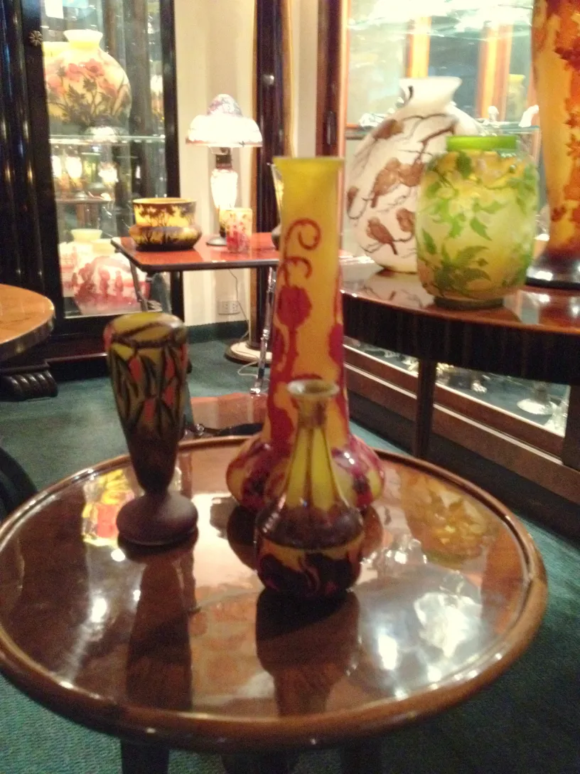 古董玻璃上有各种颜色图案的桌子。