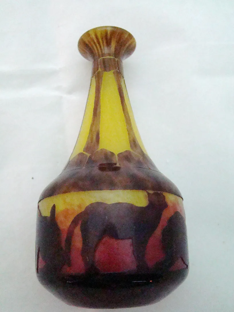 Vase ancien avec design anthropo de Le Verre, en couleurs vibrantes.