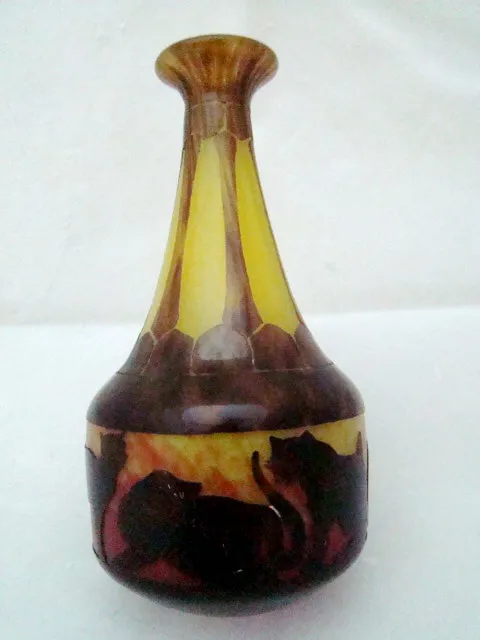 Verre ancien avec un design signé représentant des chats.