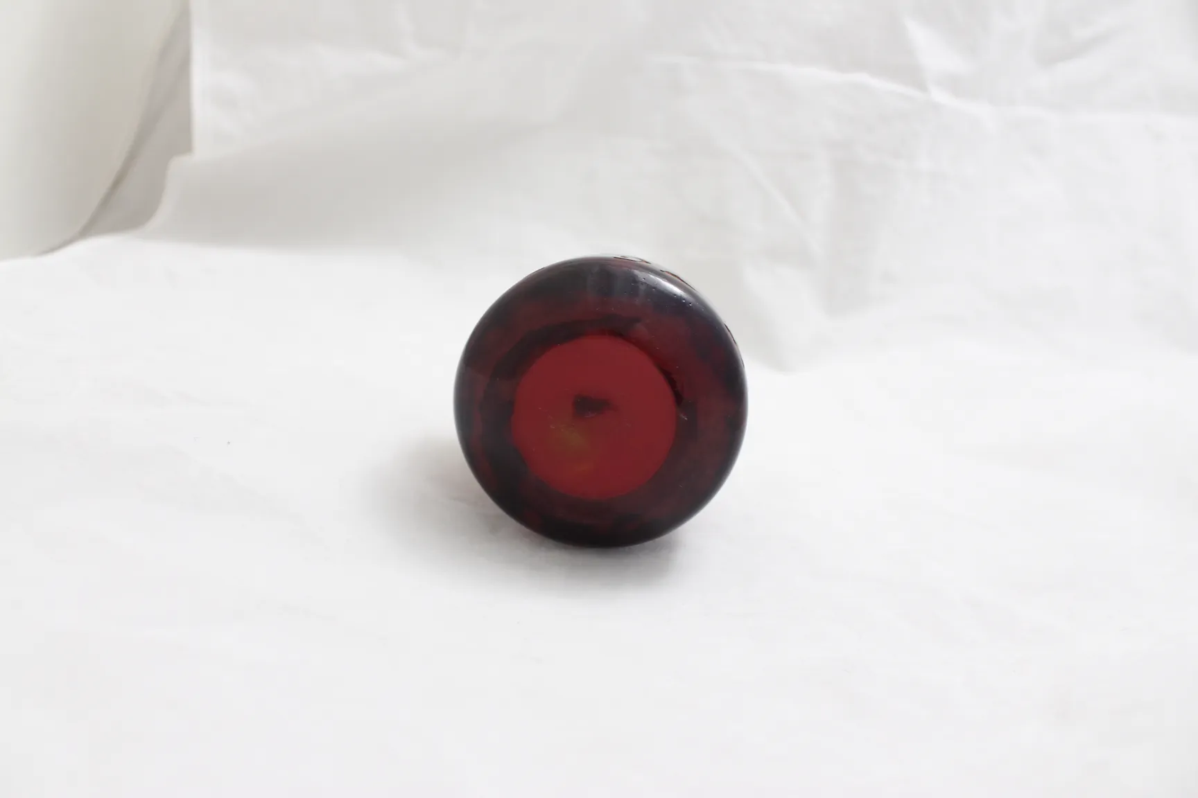 サイン入りグラス（Le Verre）とクラシックな色調と丸みを帯びた形状の詳細が中立的な環境にある。