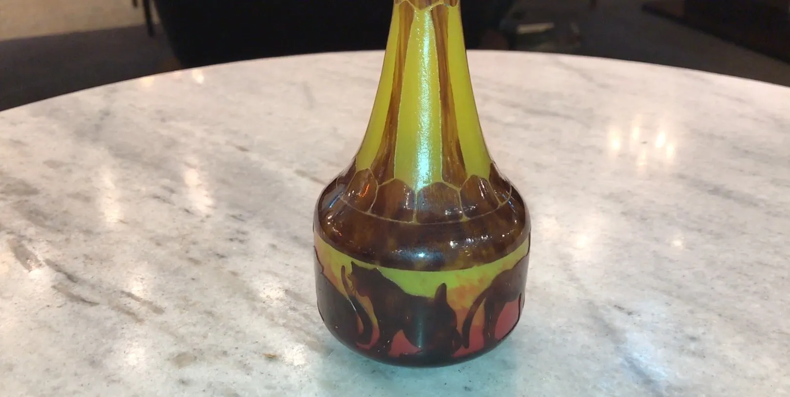 签名玻璃 Le Verre 装饰有棕色和黄色的细节