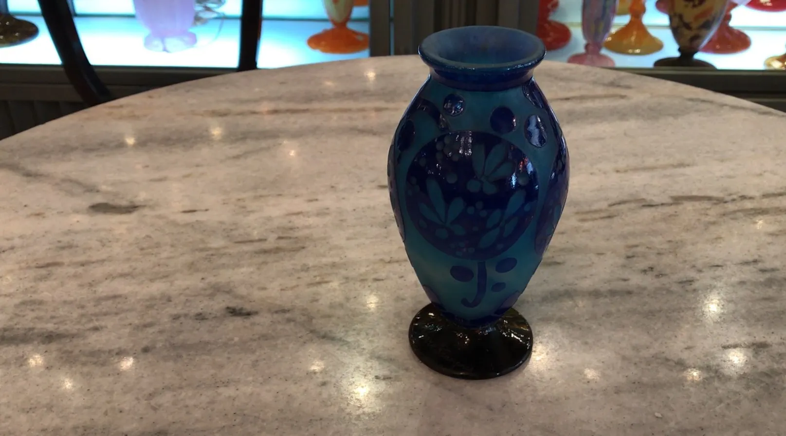 古董蓝色装饰玻璃，带有花卉图案