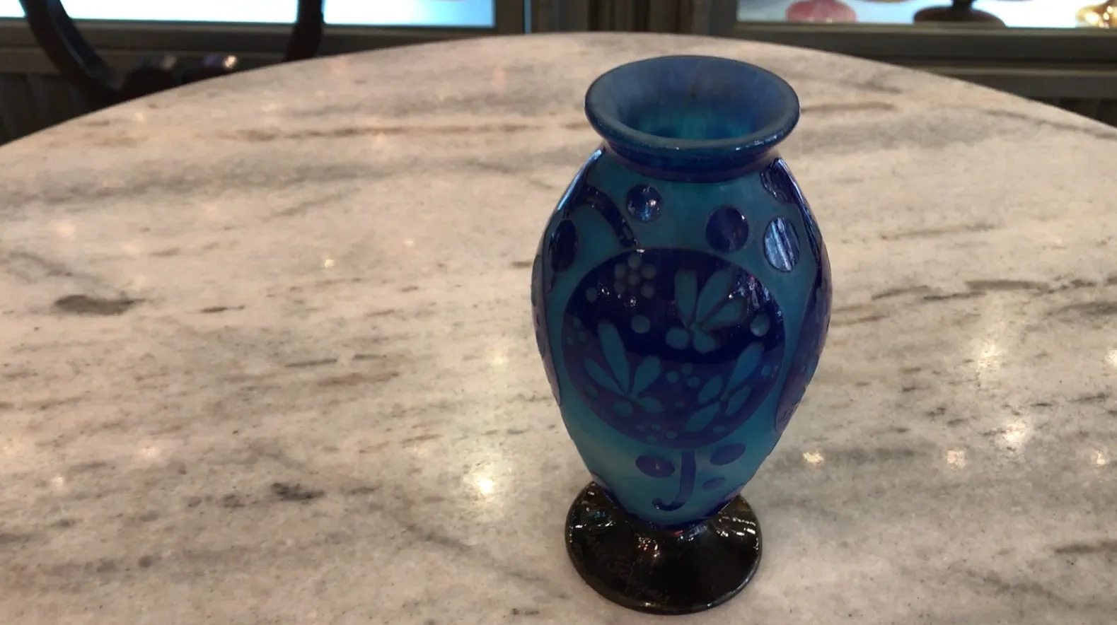 Antiguo vaso azul com detalhes em vidro assinado