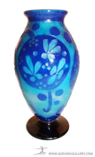Jarrón azul con diseño de flores firmado Le Verre.