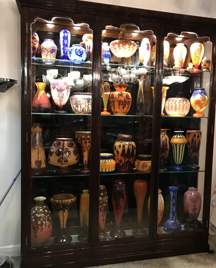 鮮やかな色のアンティークガラスの展示