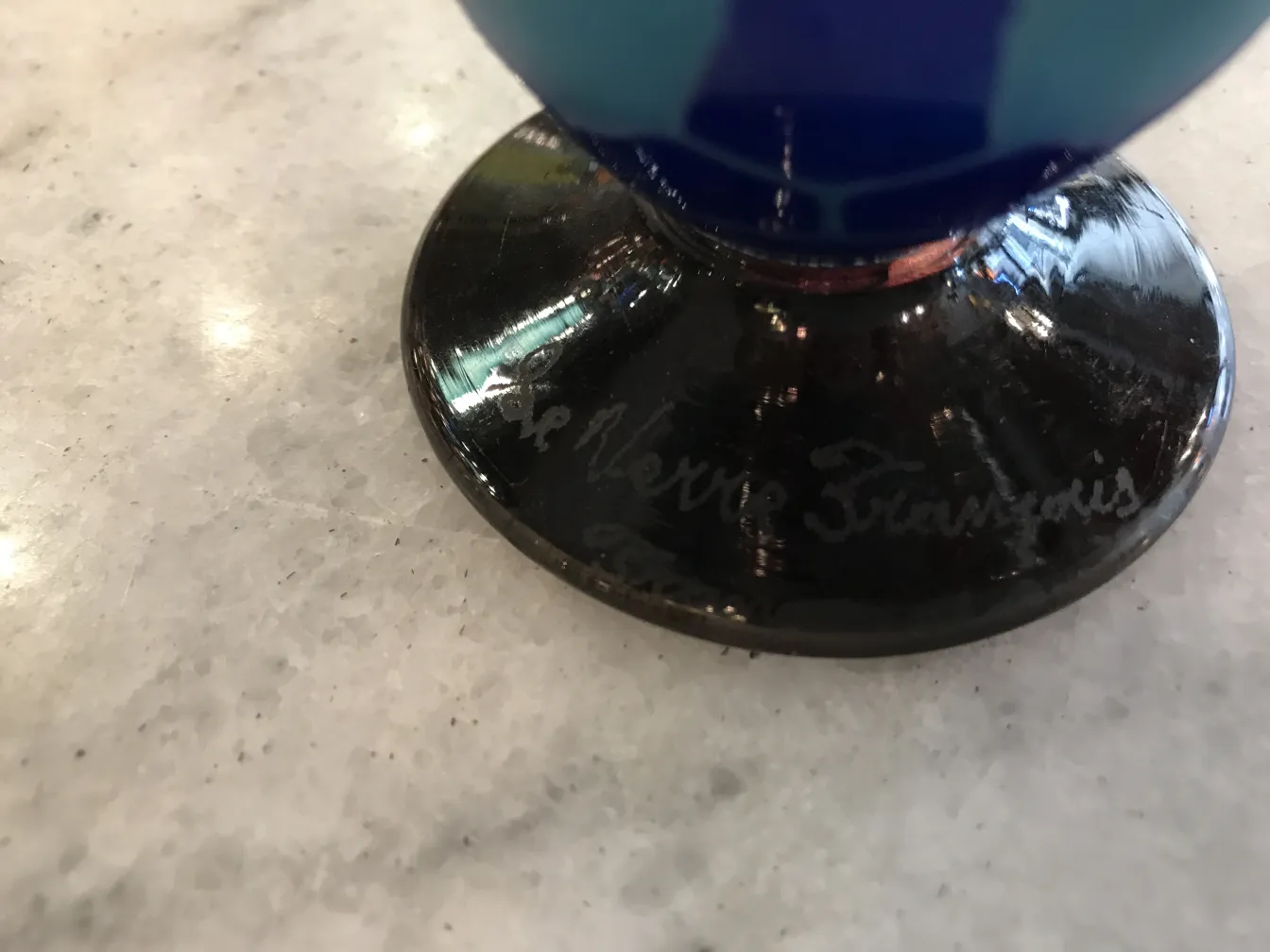 Vetro antico firmato Le Verre con dettagli alla base