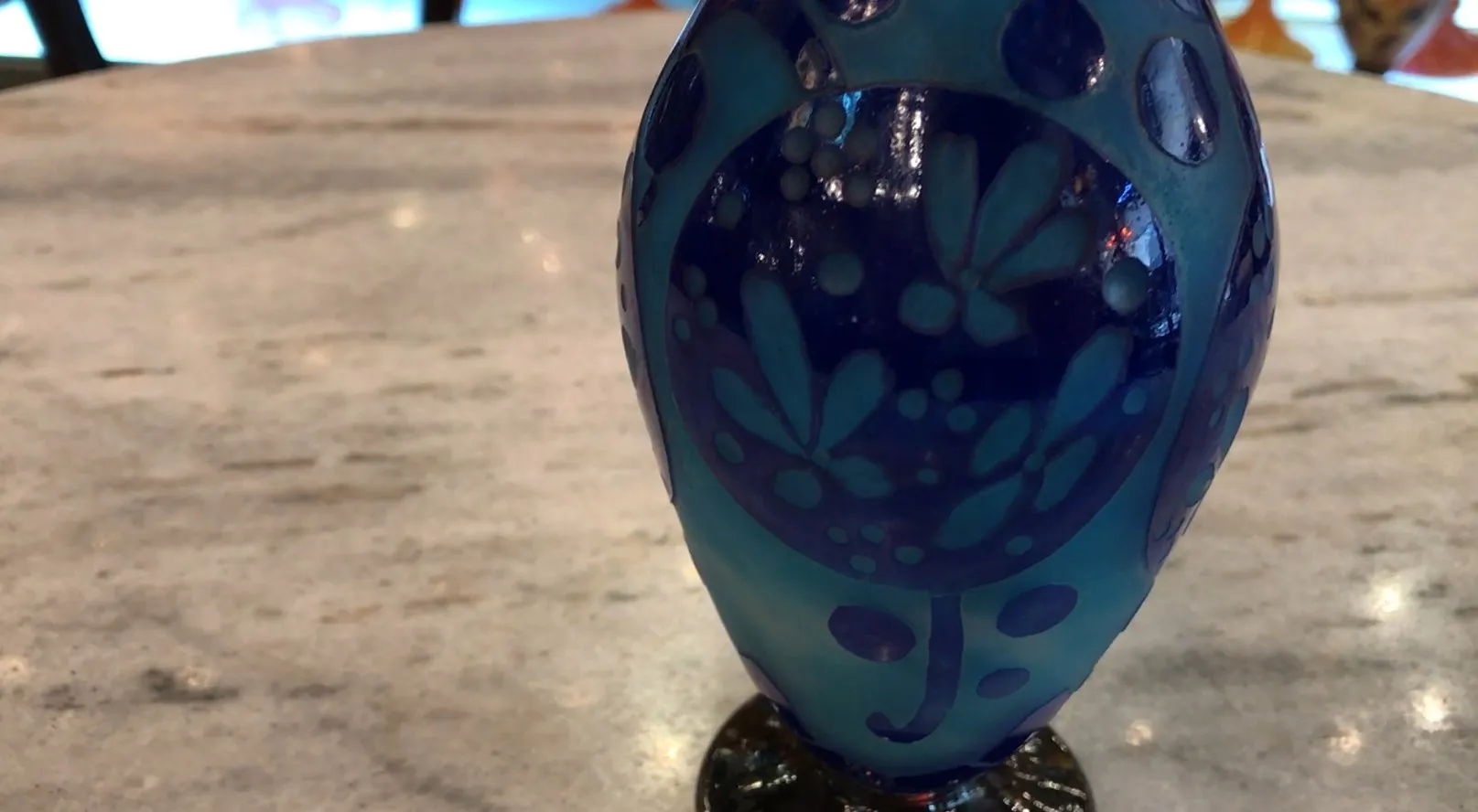 Vidro assinado Le Verre com decoração colorida em azul e verde, item antigo.
