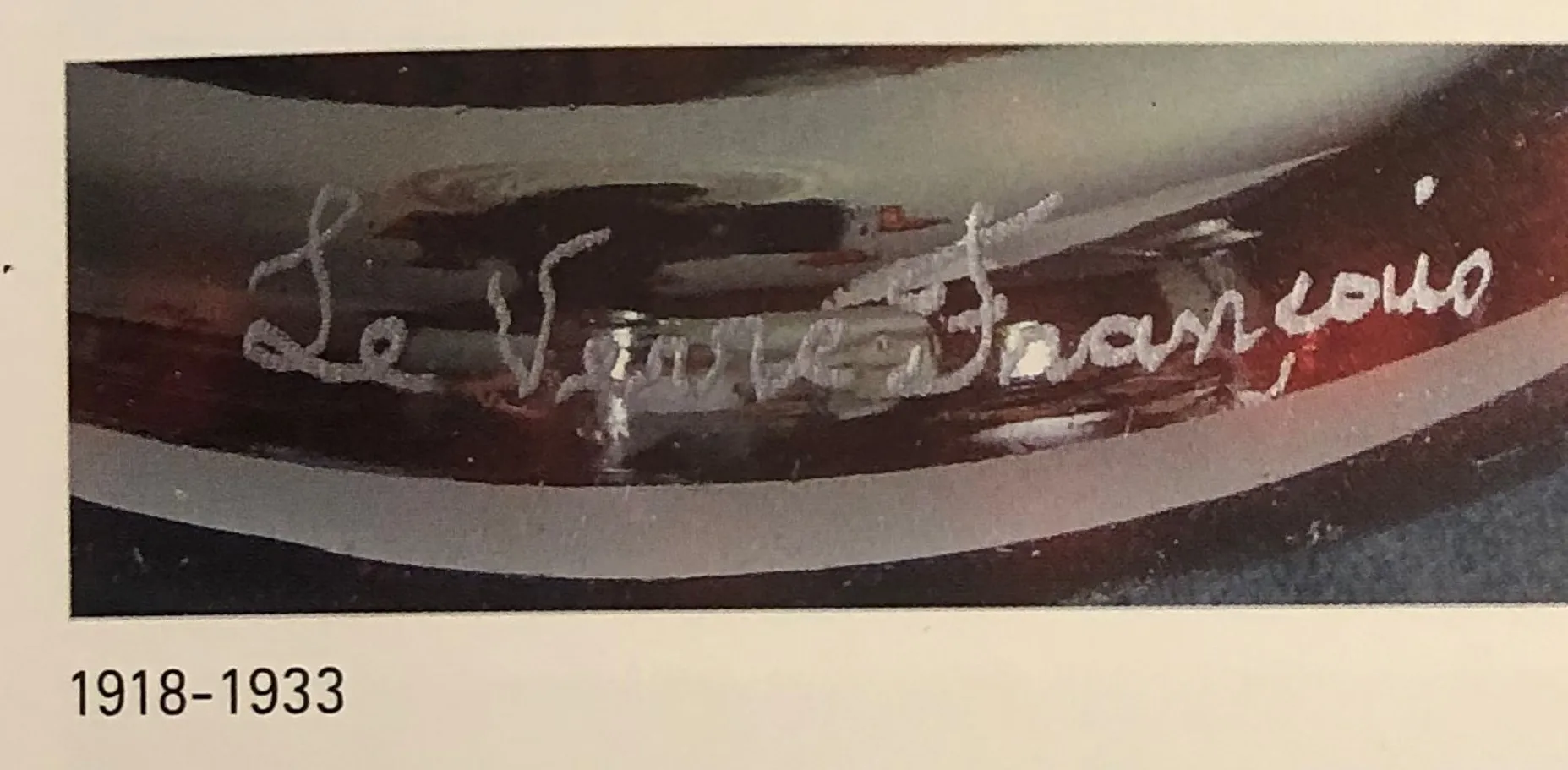 Vidrio antiguo firmado, detalle de la firma Le Verre, estilo sofisticado.