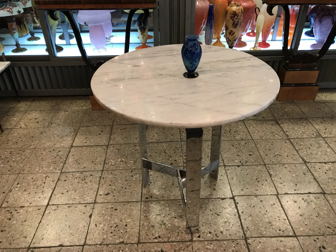 Pezzo antico con vetro firmato Le Verre, circondato da varie decorazioni.