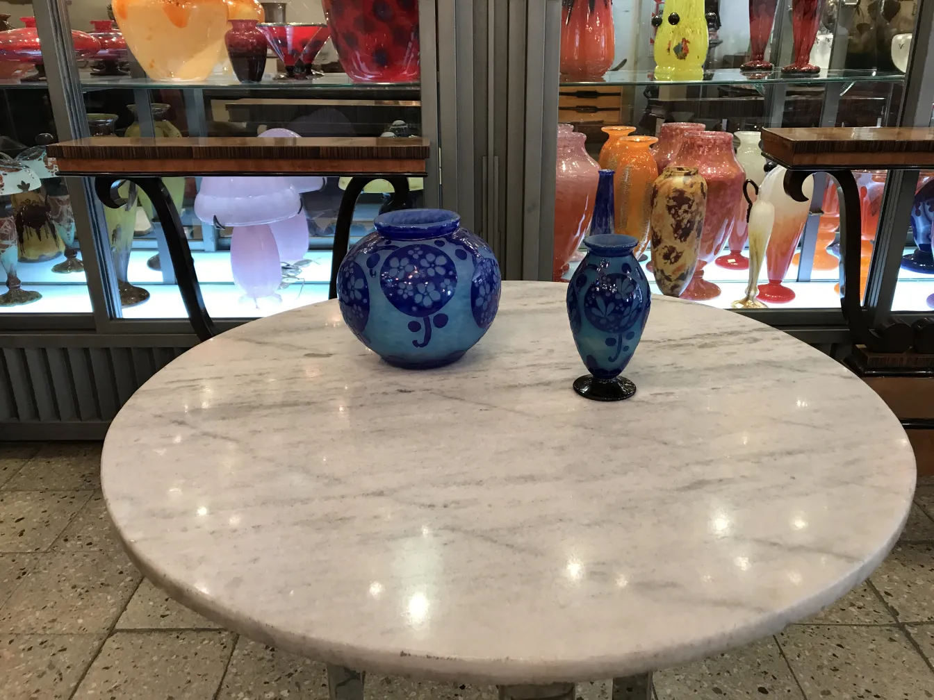 Deux vases en verre signé le verre bleu anciens sur table