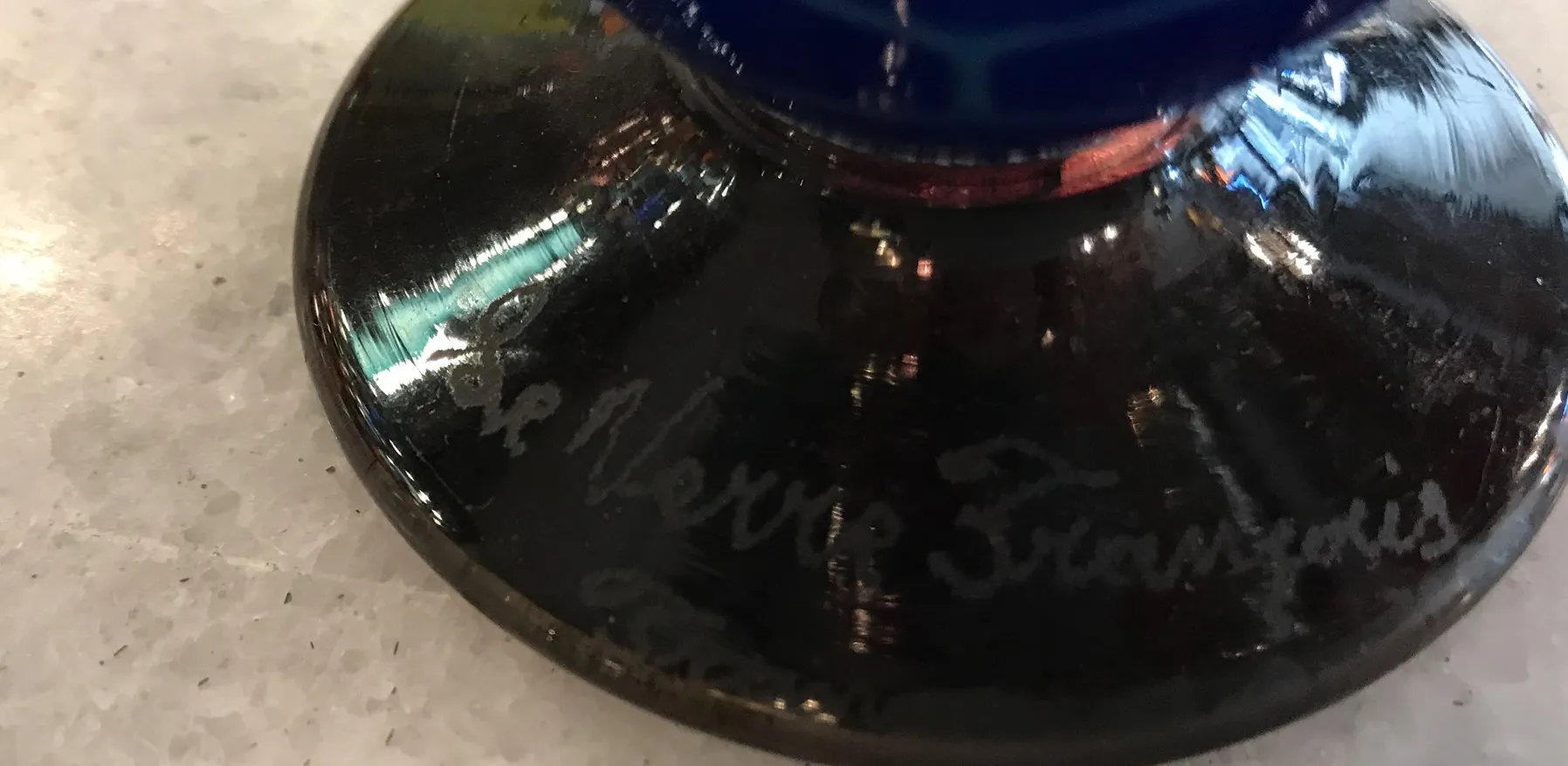 Vidrio antiguo firmado Le Verre con diseño elegante.