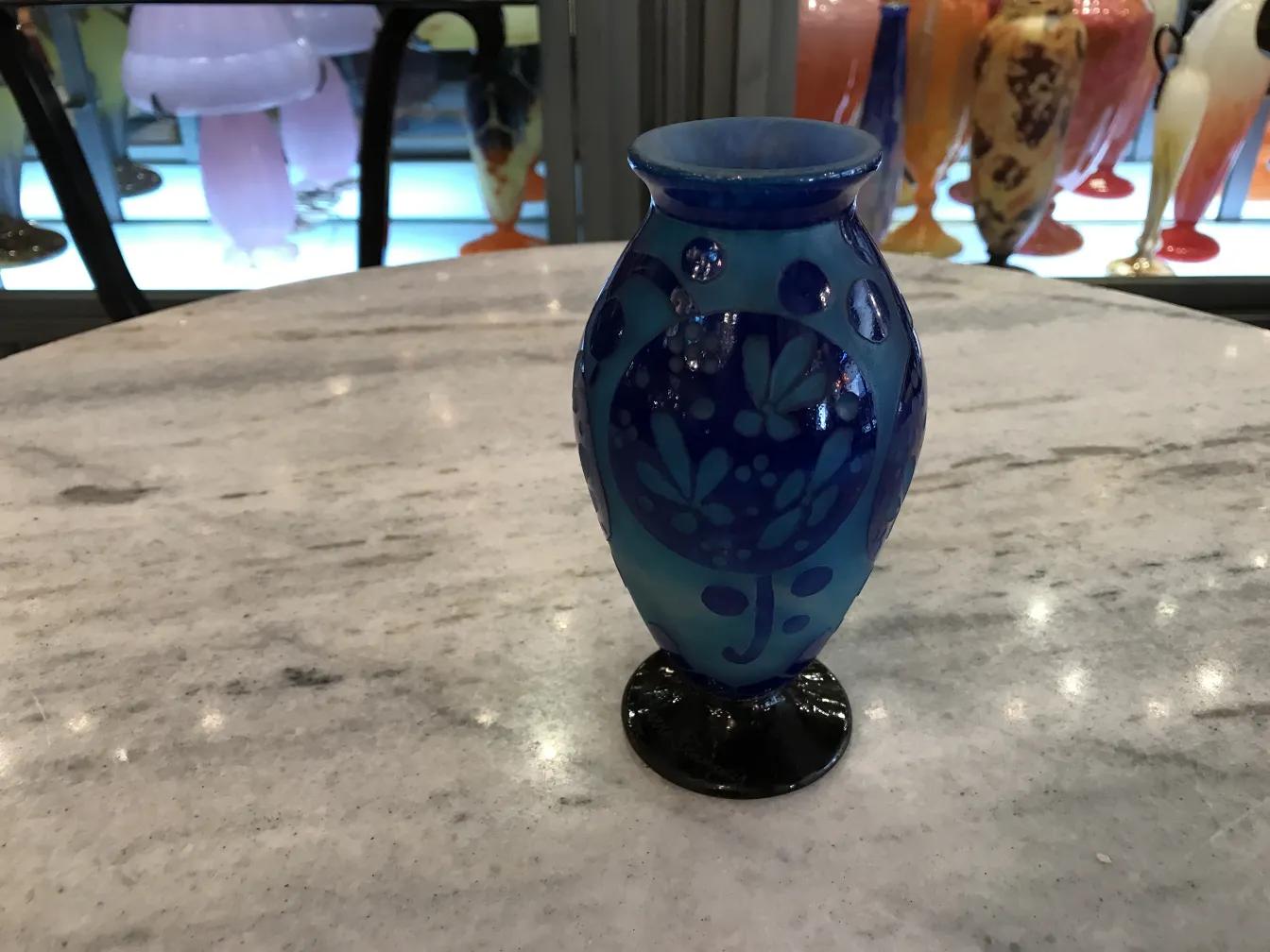 Vidro antigo assinado de Le Verre em azul e preto com detalhes decorativos.