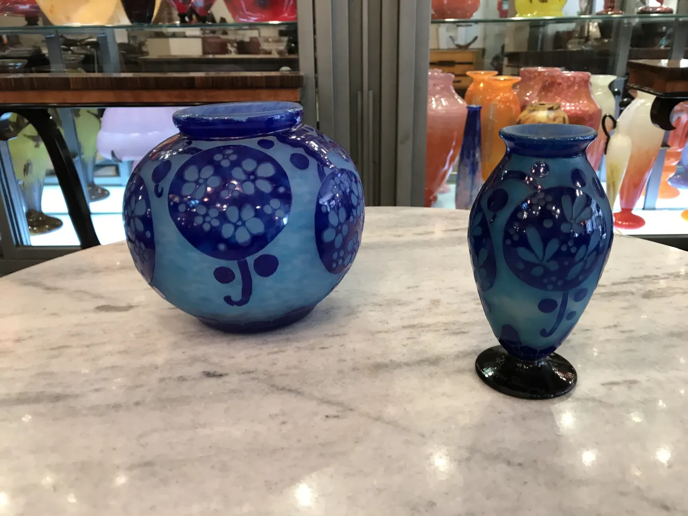 Vidro antigo assinado Le Verre com decoração floral em tons azuis.