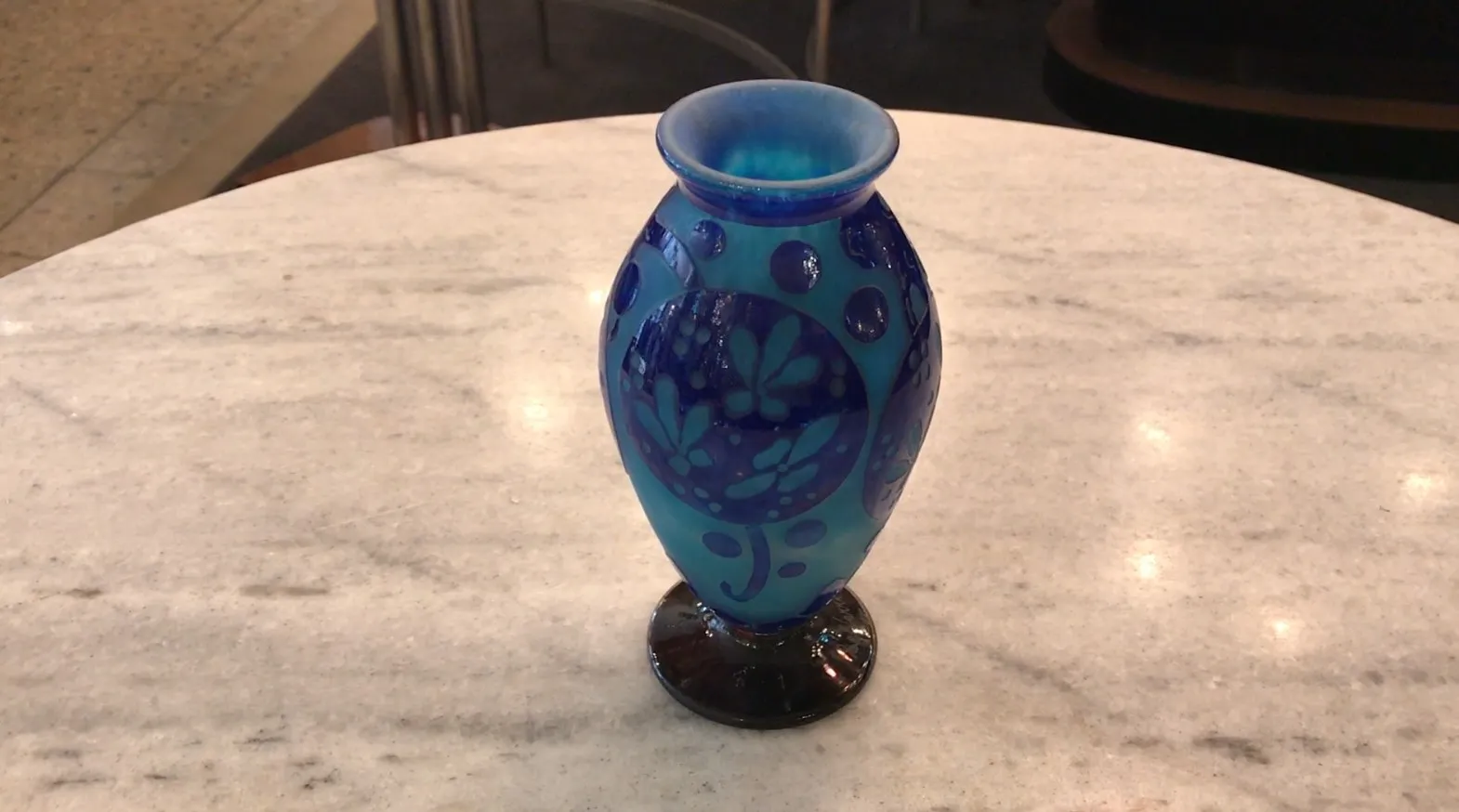 Signiertes Glas Le Verre mit elegantem blauen Design und floraler Dekoration, bemerkenswerte Antiquität.