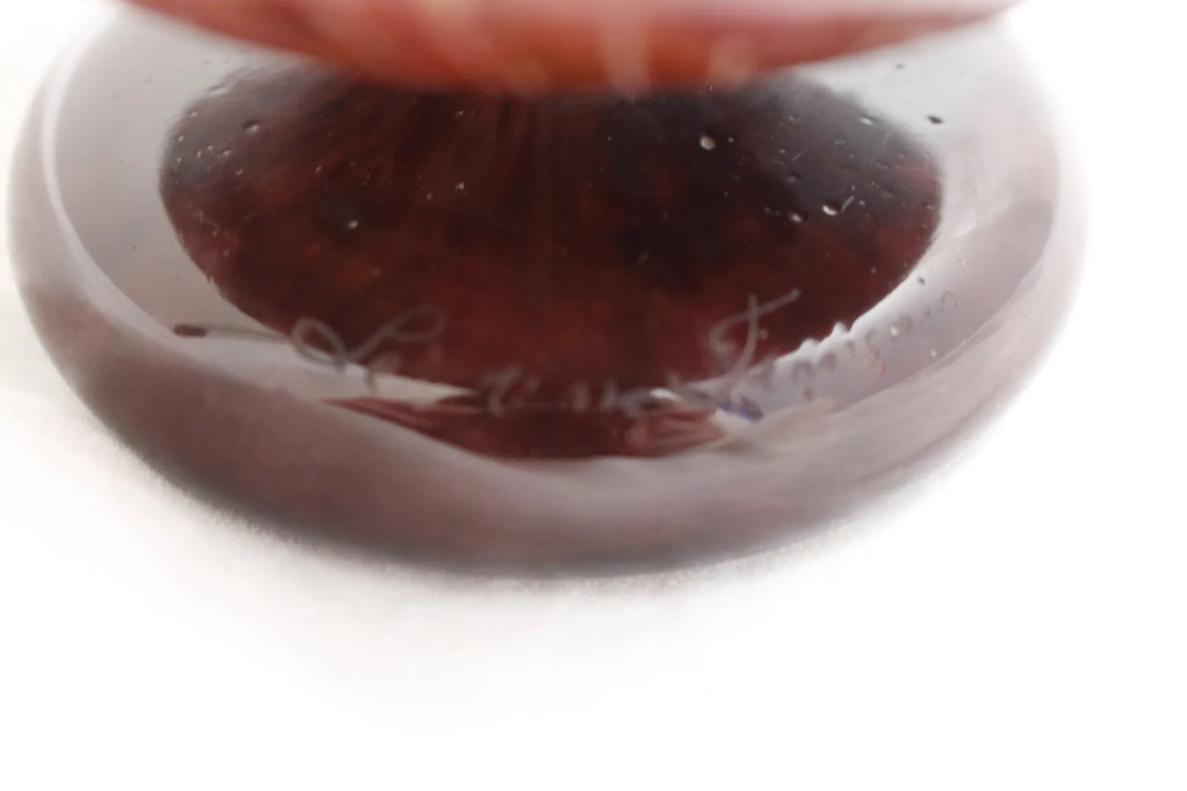 زجاج قديم موقّع مع تفاصيل معقدة