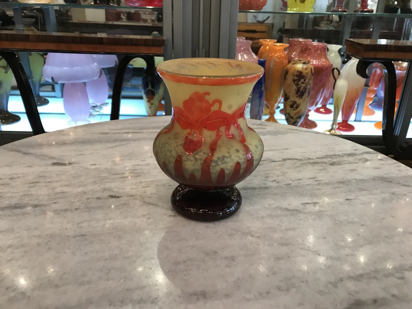 古董氛围中一件签名玻璃的景象