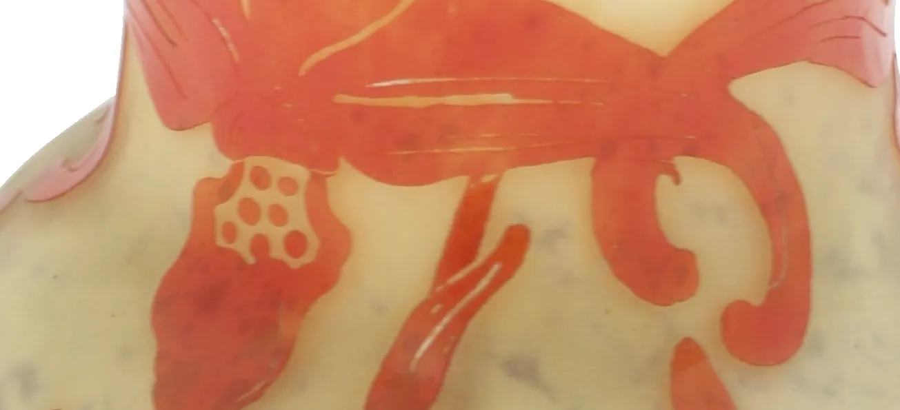 Подписанное стекло с декоративным цветочным рисунком