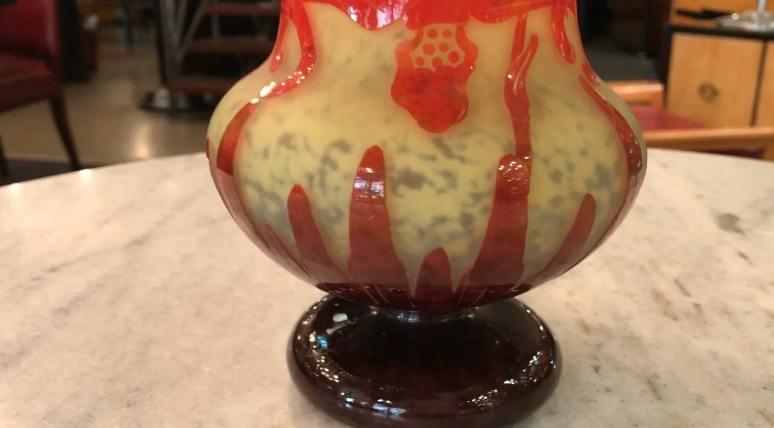 Vetro antico firmato le verre con decorazioni rosse e gialle.