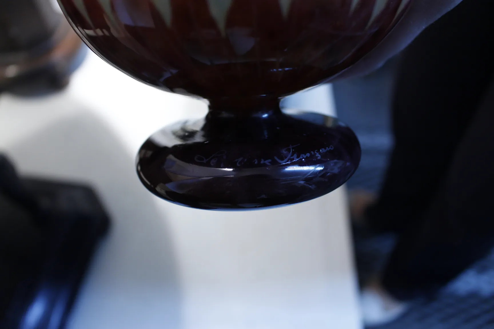 서명된 유리잔(Le Verre), 장식적인 바닥과 우아한 디자인이 특징