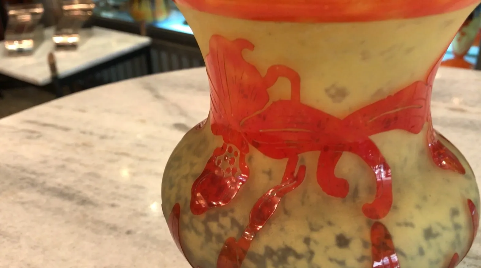 زجاجة قديمة بتصميم ملون وتوقيع Le Verre.