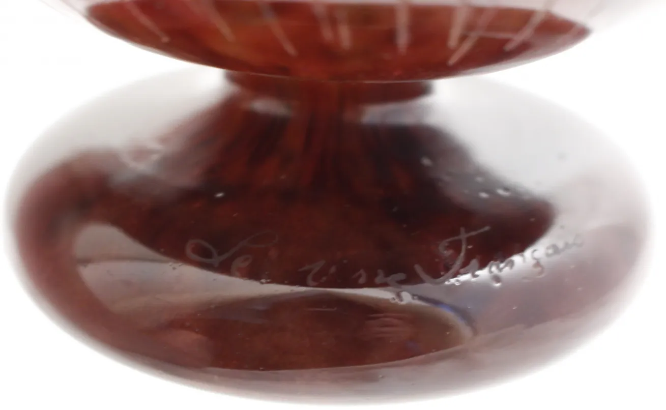 Le Verre से हस्ताक्षरित कांच, स्पष्ट और सुरुचिपूर्ण पृष्ठभूमि, प्राचीन सजावटी वस्तु.