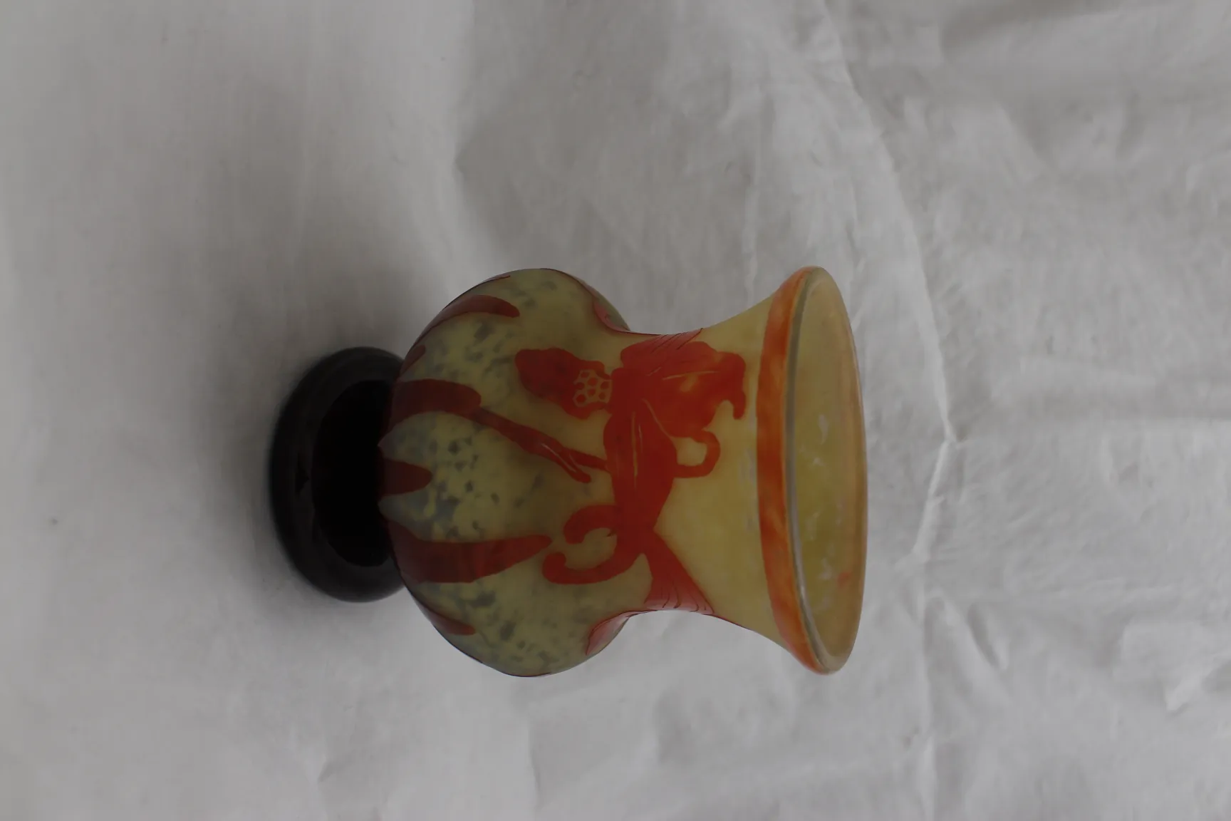 古董签名玻璃Le Verre，带有黄色和红色的装饰细节，展现优雅的设计。