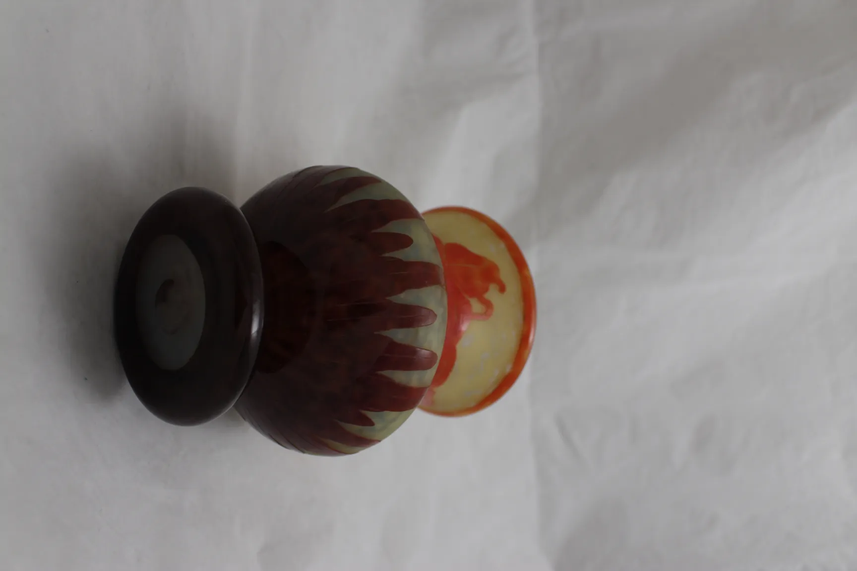 서명이 있는 고대 유리잔과 장식 세부사항