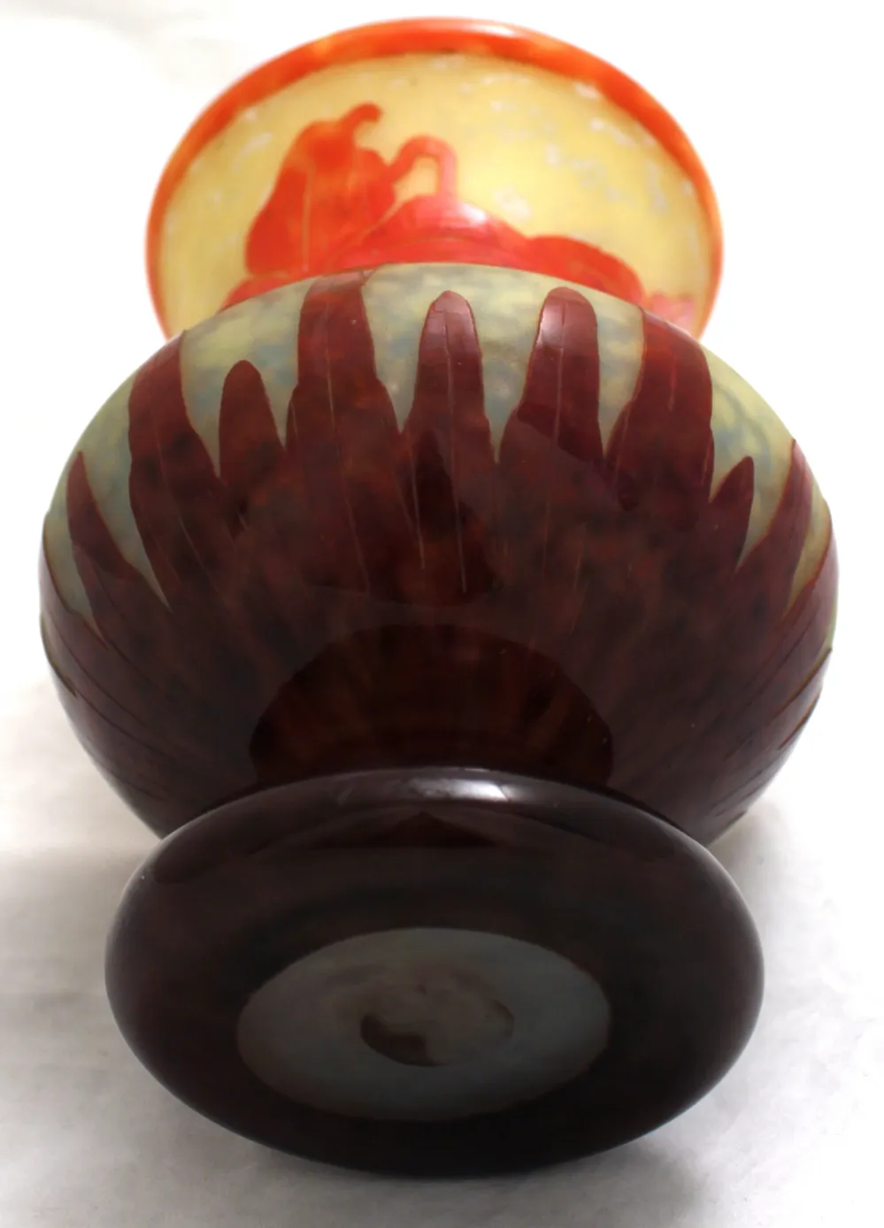 عرض لزجاج موقّع قديم le verre (فرنسي) مع تفاصيل ملونة.