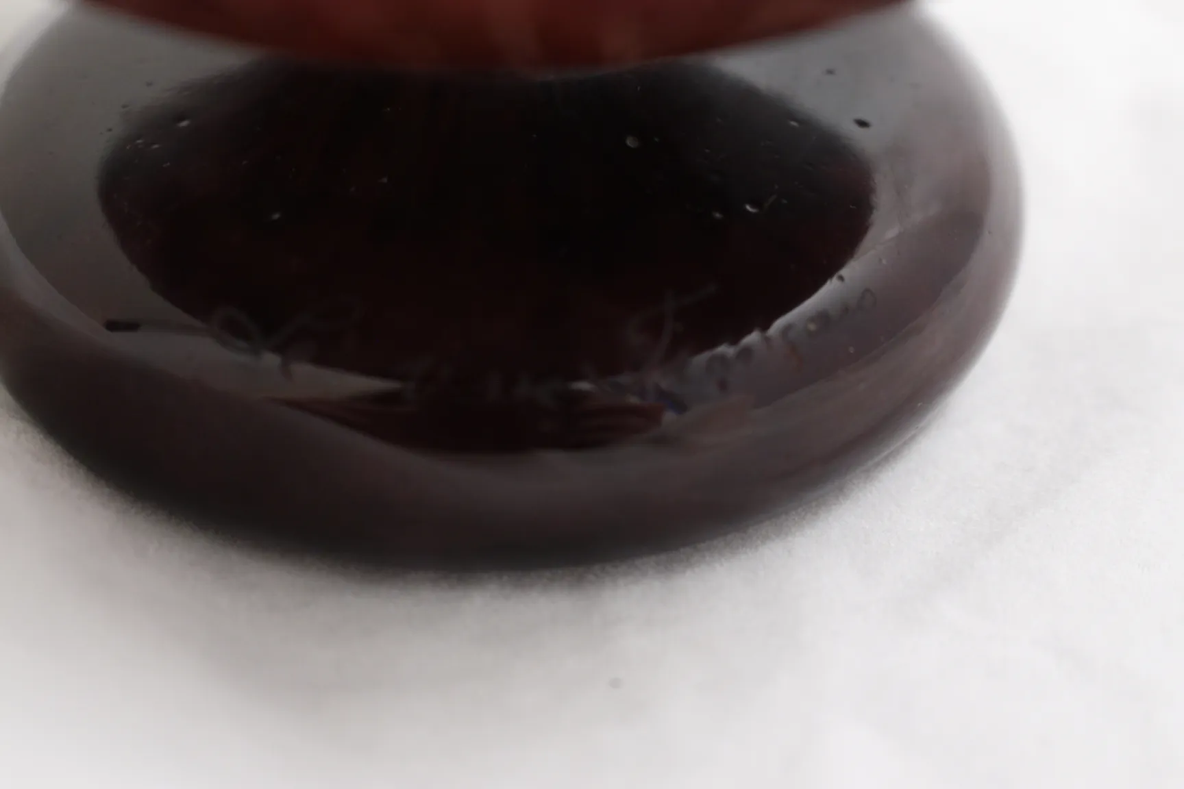 Антикварное стекло с подписью Le Verre, мягкий и ясный фон.