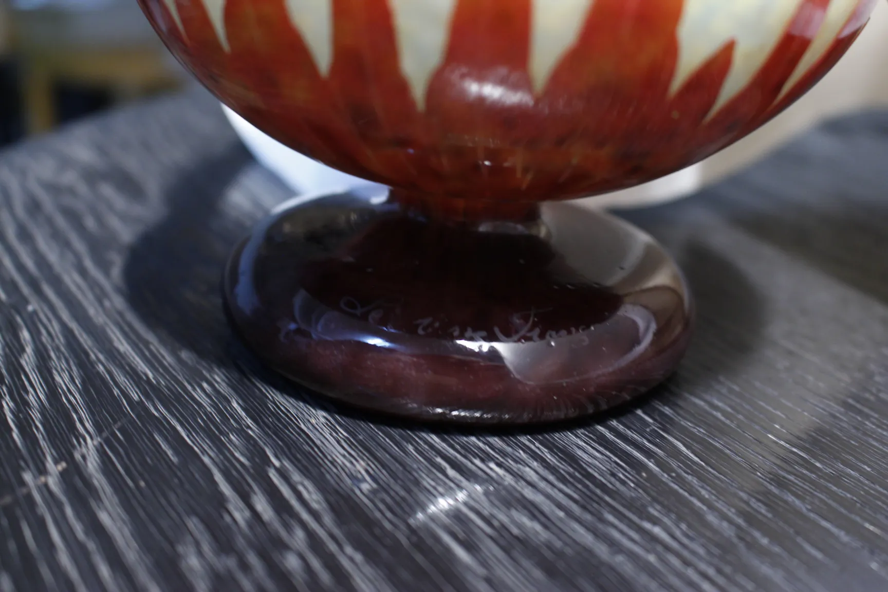 Antikes Glas mit elegantem Design und markanter Unterschrift.