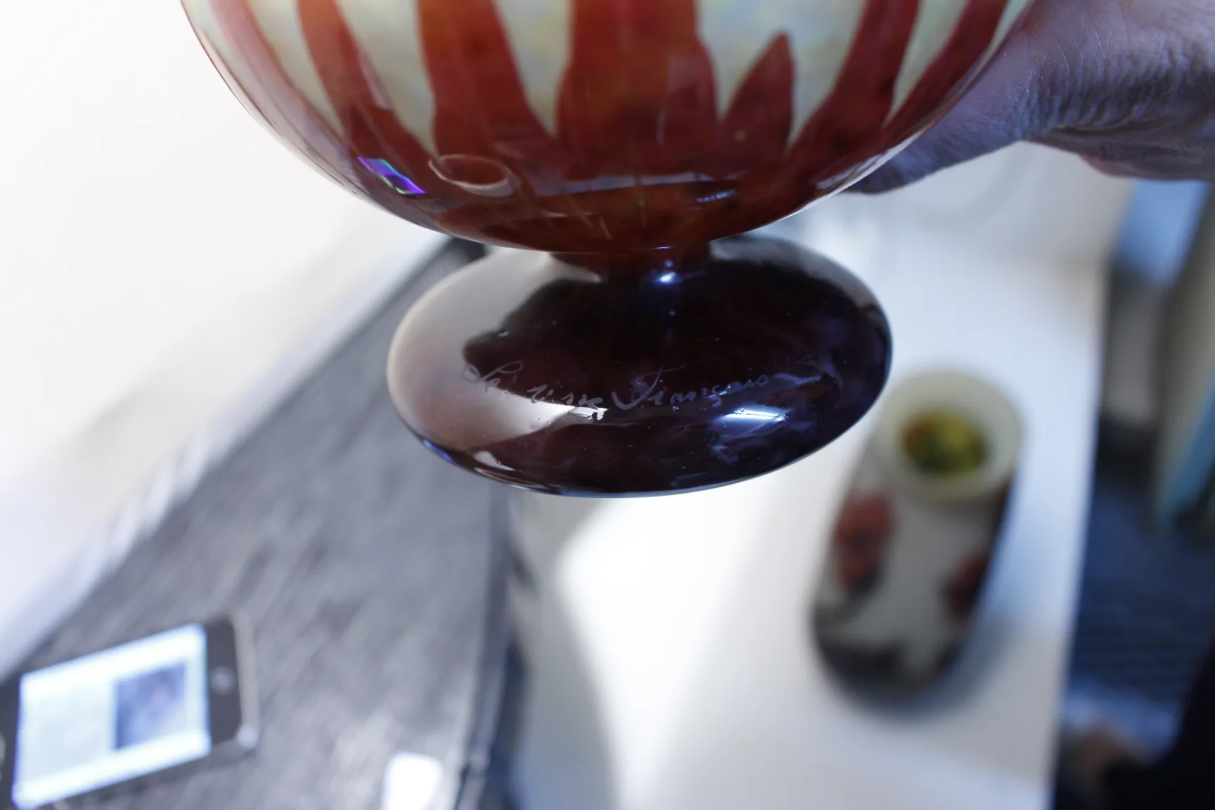 प्राचीन ग्लास पर हस्ताक्षरित Le Verre, सुंदर आधार और लाल धारियों के साथ।