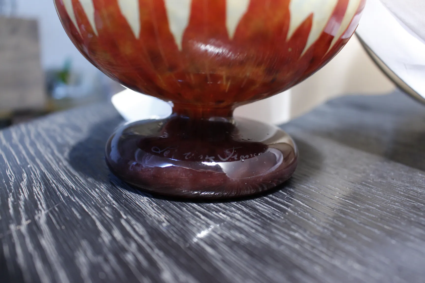 Vase ancien signé de Le Verre sur une table sombre.