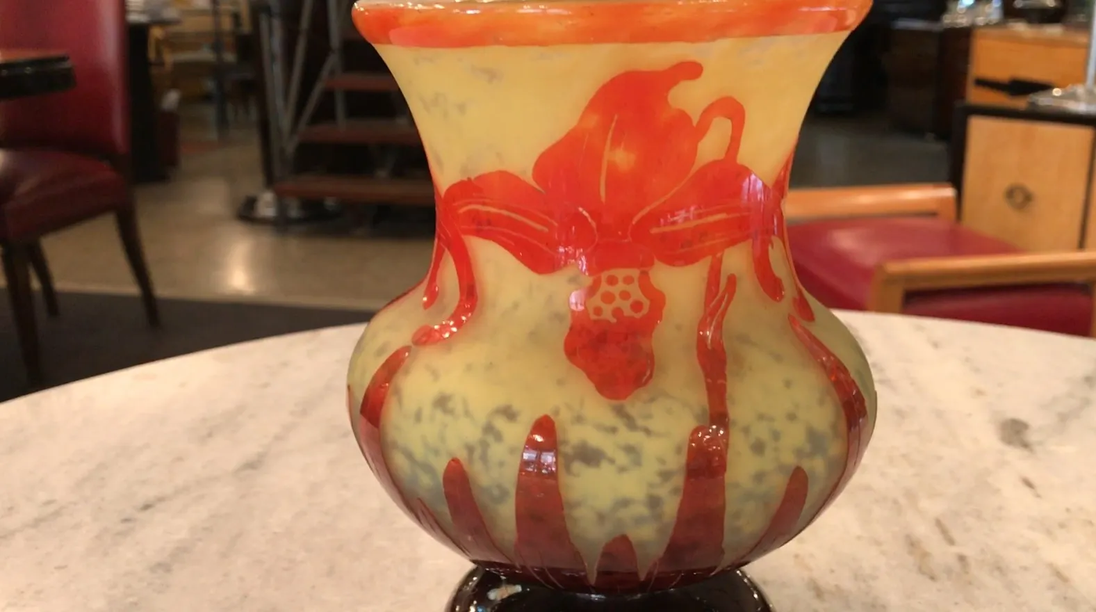 زجاج موقّع le verre مع تصميم زهرة حمراء وخلفية صفراء، قطعة أثرية.