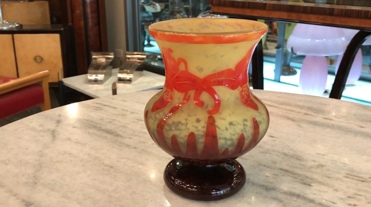 Vase en verre ancien signé avec des couleurs vives et des motifs ornementaux.