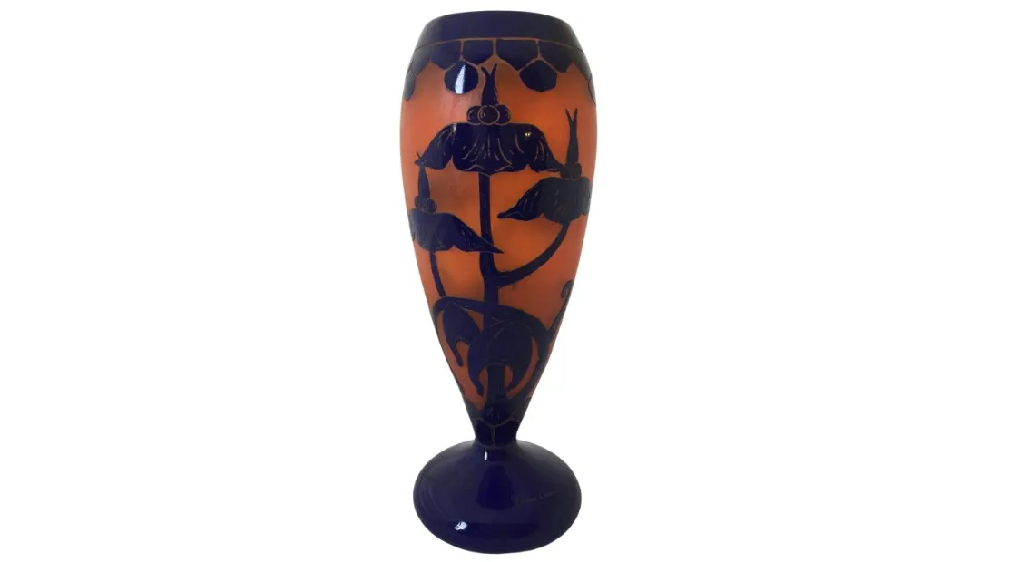 Antigo vaso de vidro com design floral azul e laranja, assinado Le Verre.
