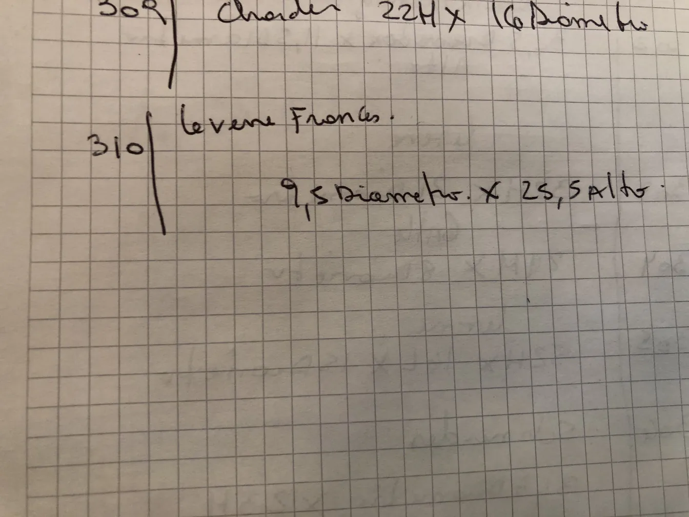 Verre antique signé Le Verre, détails élégants et distinctifs.