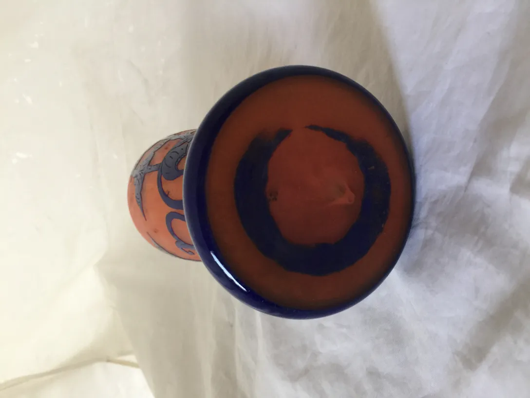 Verre antique signé Le Verre avec un design accrocheur