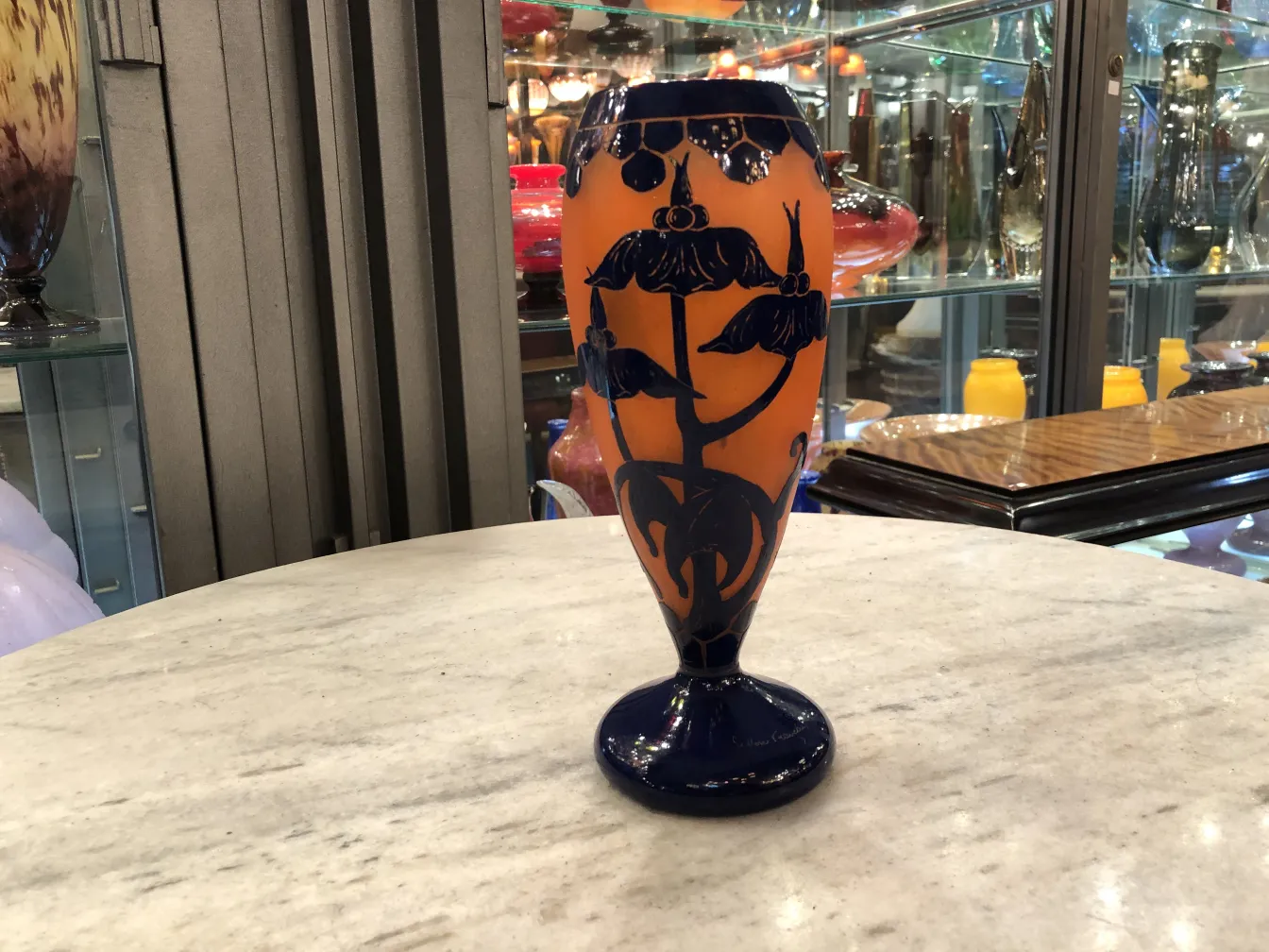 Vaso antico in vetro firmato Le Verre con design floreale.