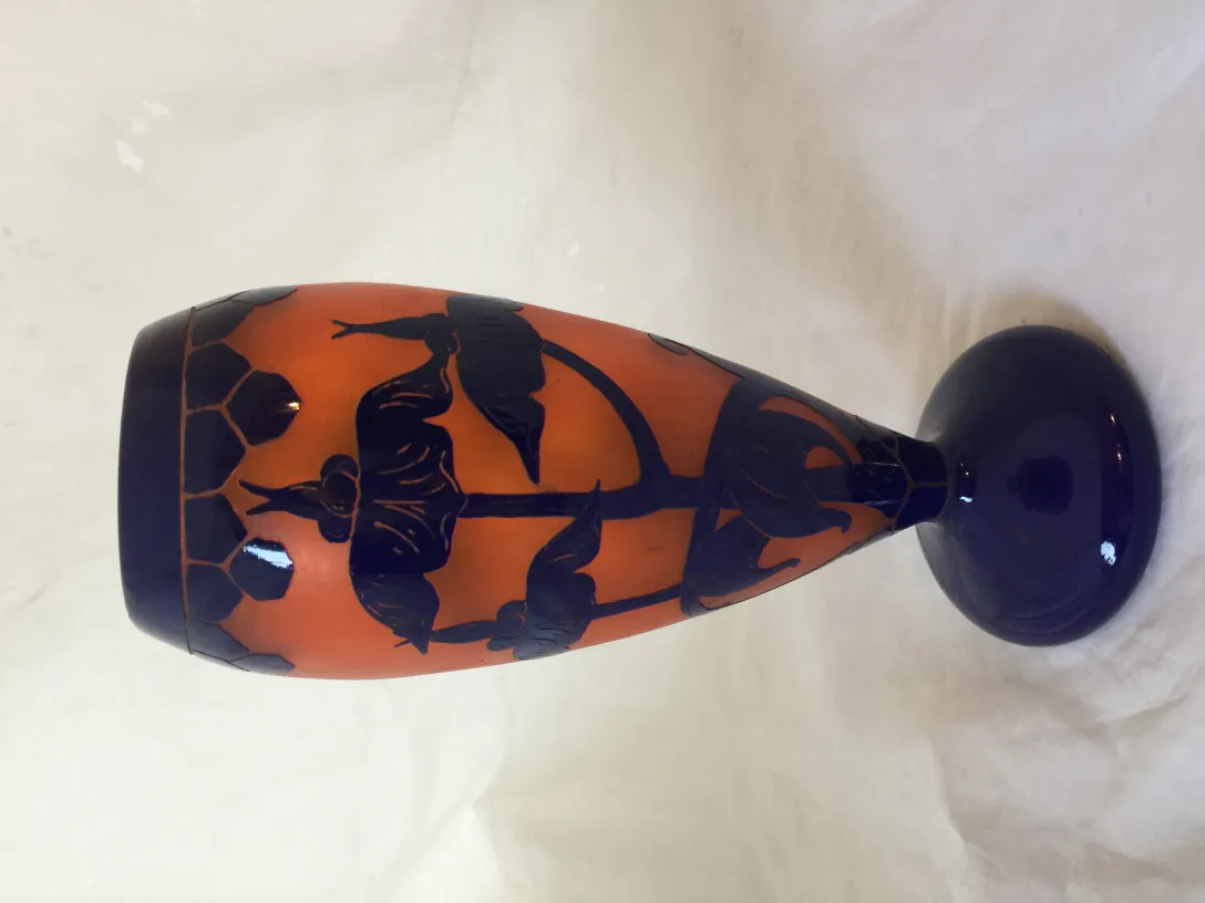 Antikes signiertes Glas Le Verre mit floralem Muster in Orange und Blau.