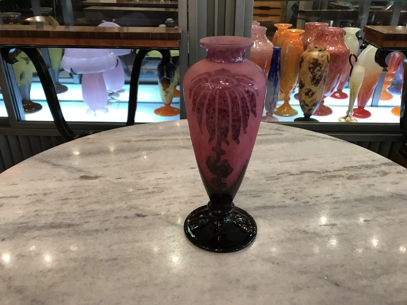 Antike Vase aus signiertem Glas Le Verre in rosa Tönen