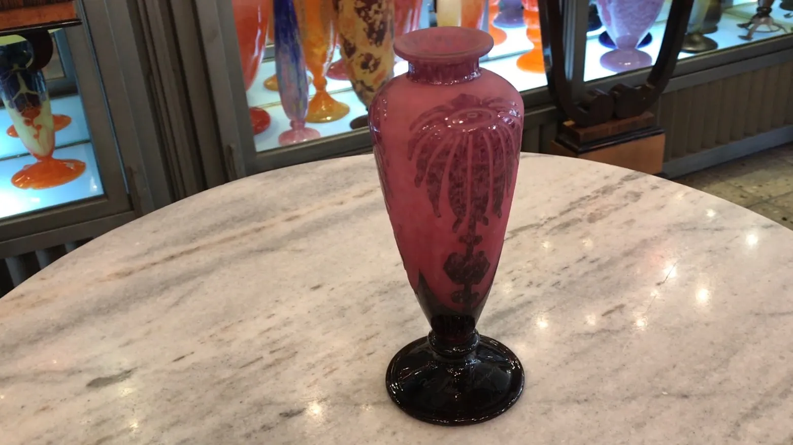 美丽的古老玻璃花瓶，带有装饰图案，背景浅色