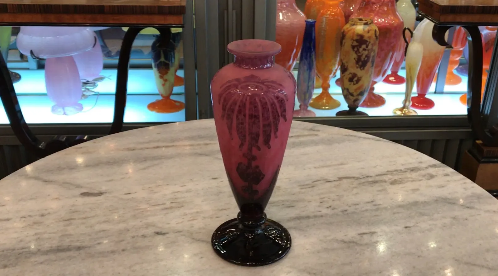 Vaso antico in vetro firmato con dettagli in rosa e nero.