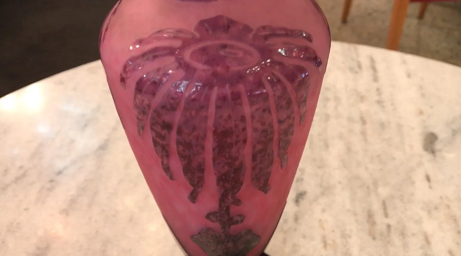 Antico vaso di vetro firmato Le Verre, rosa con design decorativo.