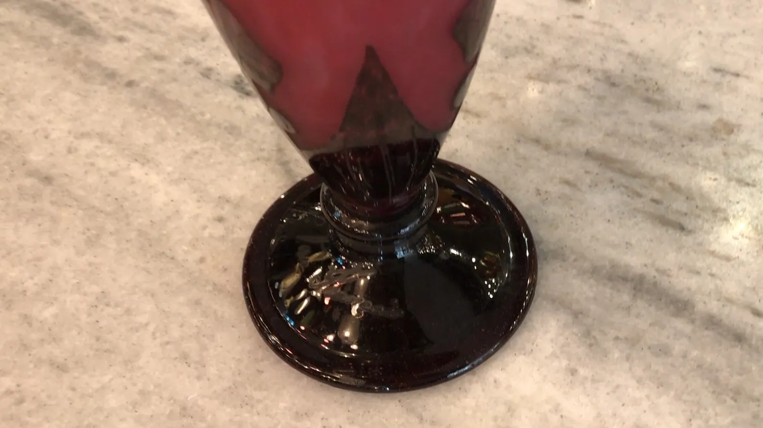 簽名玻璃 Le Verre 在一個優雅的桌子上