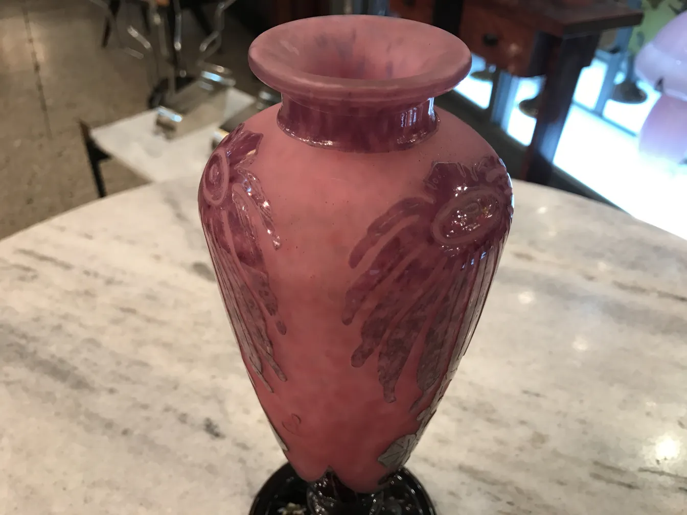 vase antico in vetro firmato le verre con decorazione rosa
