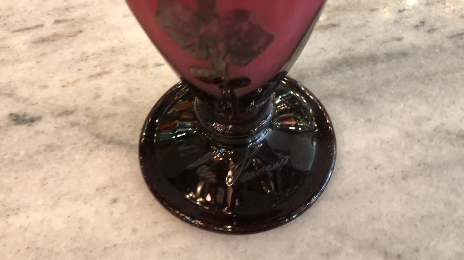 زجاج قديم موقّع Le Verre، مزخرف بتصميم أنيق على خلفية واضحة.