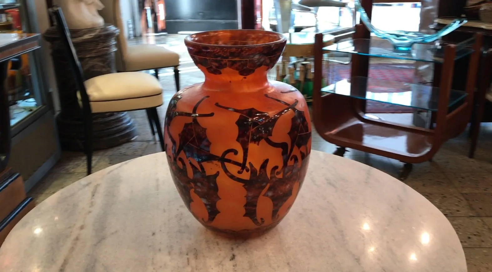 सुंदर प्राचीन हस्ताक्षरित ग्लास Le Verre जिसमें सतह पर डिज़ाइन हैं, ठाठ वातावरण।