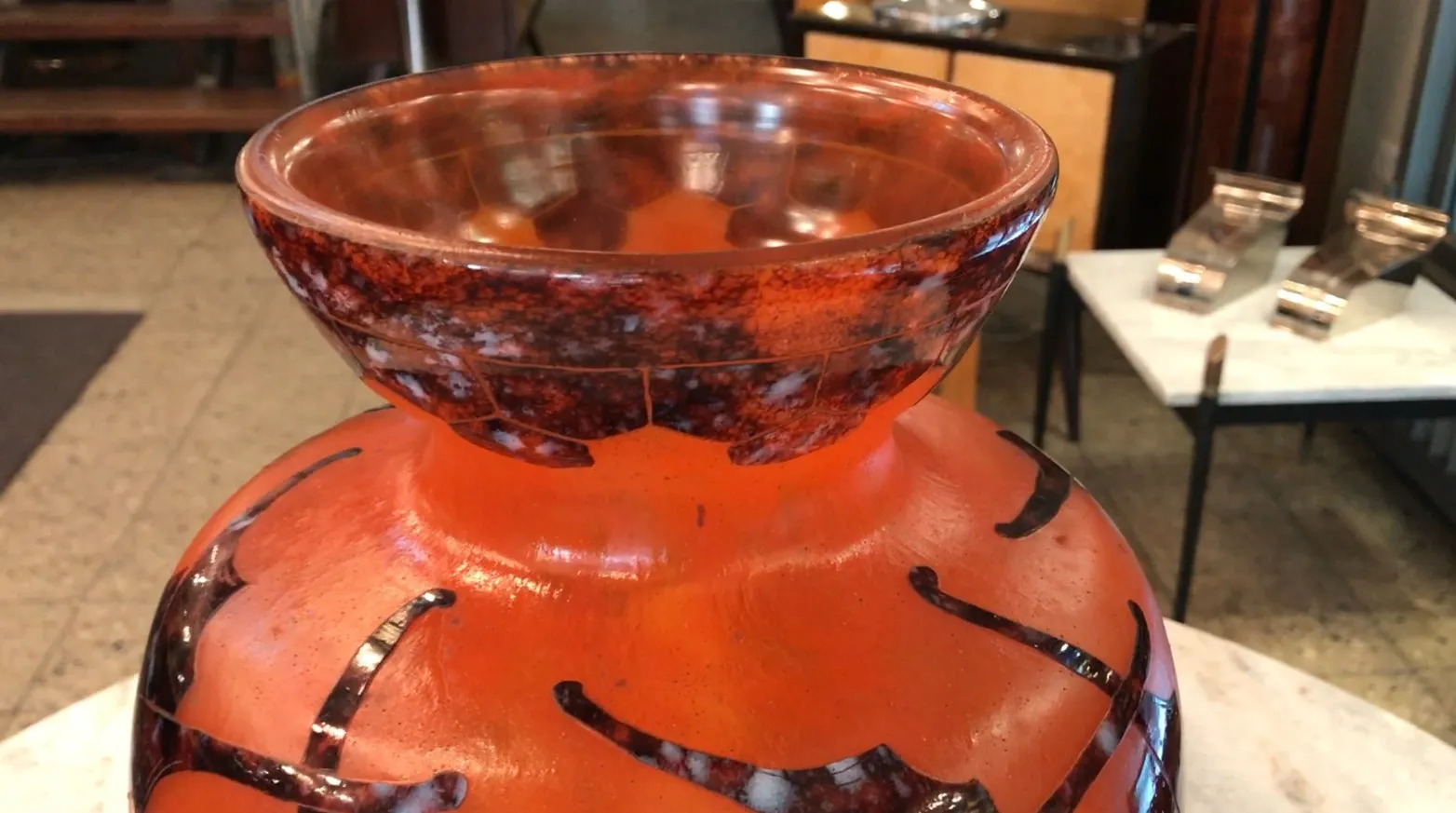 Antikes signiertes Glas Le Verre, mit buntem Dekor und markanten Mustern, in einem eleganten Ambiente.