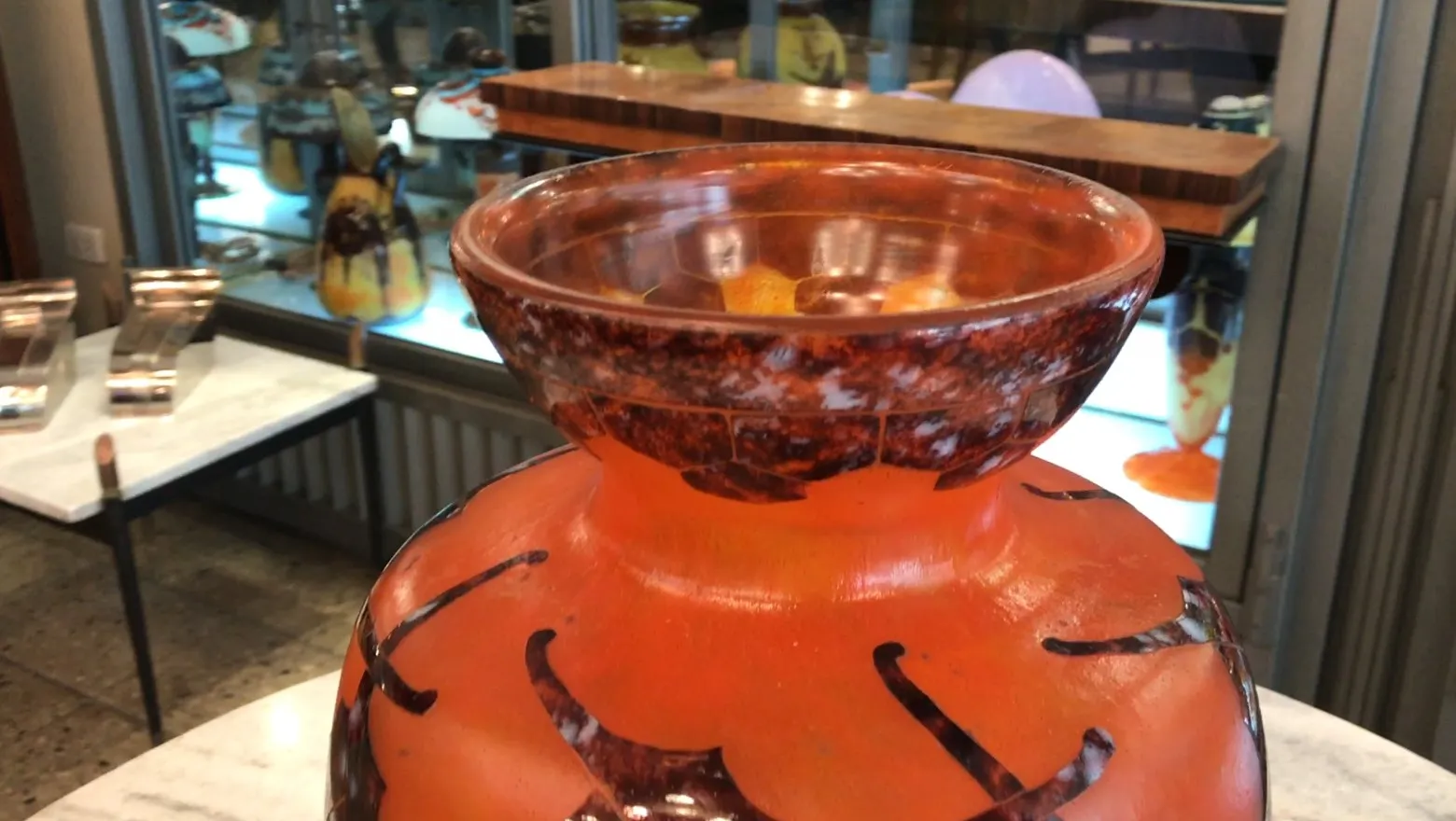 Vaso de vidro assinado Le Verre em cor laranja com detalhes