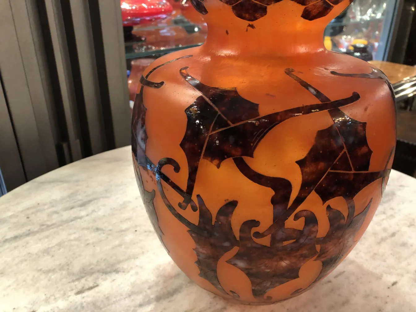 Antigüedad de vidrio firmado Le Verre con diseño decorativo